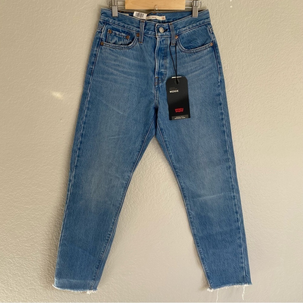 Levi’s Wedgie Straight Medium Light Wash Jeans Raw Hem